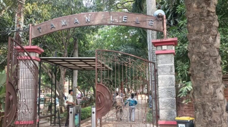 SIAP SAMBUT WISATAWAN - Petugas keamanan berdiri di pintu masuk wisata Taman lele semarang, Senin (7/9/2026). Taman Lele siap menyambut keramaian tamu MTQ Nasional yang digelar di Semarang. (dul)