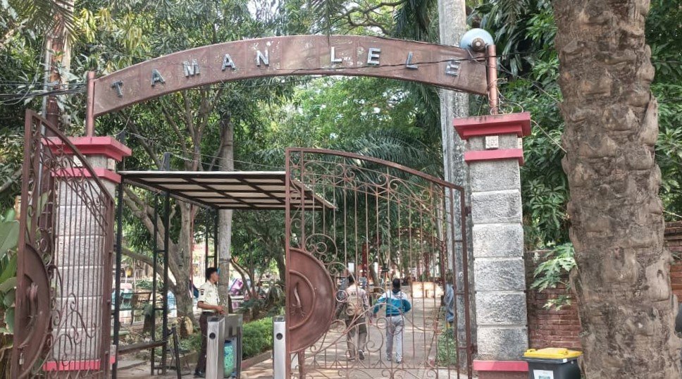 SIAP SAMBUT WISATAWAN - Petugas keamanan berdiri di pintu masuk wisata Taman lele semarang, Senin (7/9/2026). Taman Lele siap menyambut keramaian tamu MTQ Nasional yang digelar di Semarang. (dul)