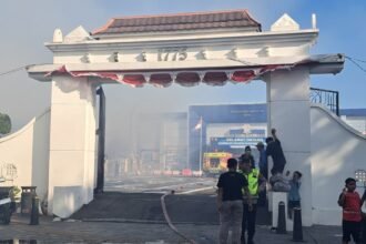 KEBAKARAN--Petugas tampak berjaga di sekitar lokasi kebakaran Asrama Polisi di dekat Satpas Satlantas Polrestabes Semarang, Kota Lama, Sabtu (5/9/2026). (bae)