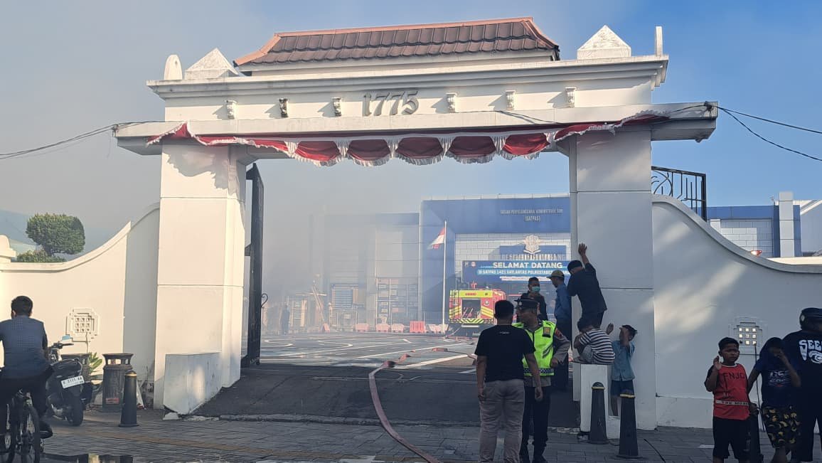 KEBAKARAN--Petugas tampak berjaga di sekitar lokasi kebakaran Asrama Polisi di dekat Satpas Satlantas Polrestabes Semarang, Kota Lama, Sabtu (5/9/2026). (bae)