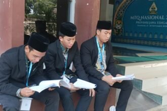 BERSIAP LOMBA - Tiga peserta MTQ Nasional Cabang Fahmil Qur'an dari Maluku Utara sedang menyiapkan diri untuk lomba, Senin (14/9/2026). Satu di antaranya adalah Saifullah, yang mengaku jatuh cinta akan indahnya Semarang. (dul)