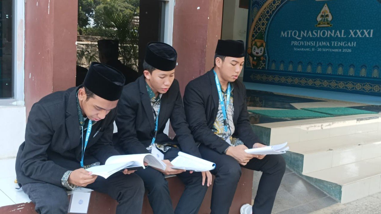 BERSIAP LOMBA - Tiga peserta MTQ Nasional Cabang Fahmil Qur'an dari Maluku Utara sedang menyiapkan diri untuk lomba, Senin (14/9/2026). Satu di antaranya adalah Saifullah, yang mengaku jatuh cinta akan indahnya Semarang. (dul)