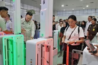 PEMERIKSAAN AUTOGATE: Penumpang pesawat di Bandara Internasional Jenderal Ahmad Yani Semarang menggunakan autogate saat melewati pemeriksaan imigrasi, Rabu (30/9/2026). (bae)