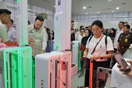 PEMERIKSAAN AUTOGATE: Penumpang pesawat di Bandara Internasional Jenderal Ahmad Yani Semarang menggunakan autogate saat melewati pemeriksaan imigrasi, Rabu (30/9/2026). (bae)