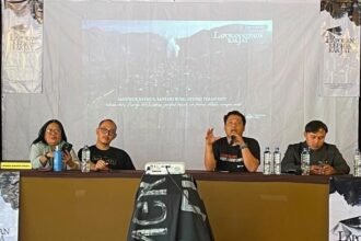 DISKUSI PUBLIK--Direktur WALHI Jateng, Fahmi Bastian (dua dari kanan) dan beberapa orang lain sesang diskusi di Dieng, Banjarnegara. (ist)