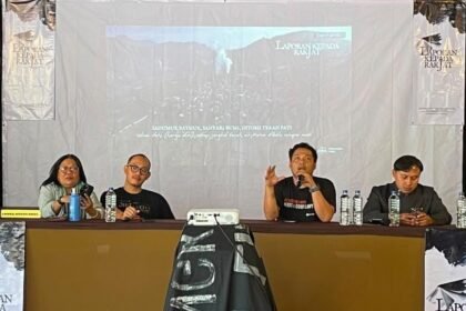 DISKUSI PUBLIK--Direktur WALHI Jateng, Fahmi Bastian (dua dari kanan) dan beberapa orang lain sesang diskusi di Dieng, Banjarnegara. (ist)