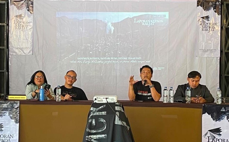 DISKUSI PUBLIK--Direktur WALHI Jateng, Fahmi Bastian (dua dari kanan) dan beberapa orang lain sesang diskusi di Dieng, Banjarnegara. (ist)
