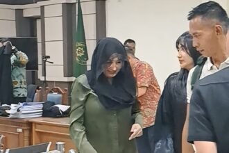 SIDANG KORUPSI--Bupati Pekalongan, Fadia Arafiq berjalan sambil menunduk usai sidang kasus korupsi di Pengadilan Tipikor Semarang, Kamis (10/9/2026). (bae)