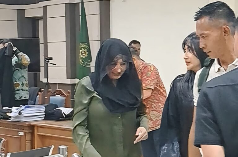 SIDANG KORUPSI--Bupati Pekalongan, Fadia Arafiq berjalan sambil menunduk usai sidang kasus korupsi di Pengadilan Tipikor Semarang, Kamis (10/9/2026). (bae)