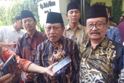 PSHAT TEMUI JOKOWI - Ketua Umum PSHT Pusat Madiun, Murjoko, dan jajaran pengurus bertemu dengan Presiden ke-7 Joko Widodo (Jokowi) di kediaman Jokowi, di Solo, Senin (14/9/2026).