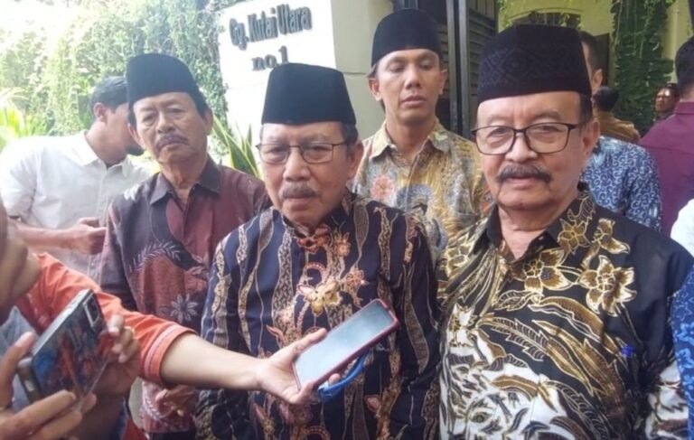 PSHAT TEMUI JOKOWI - Ketua Umum PSHT Pusat Madiun, Murjoko, dan jajaran pengurus bertemu dengan Presiden ke-7 Joko Widodo (Jokowi) di kediaman Jokowi, di Solo, Senin (14/9/2026).