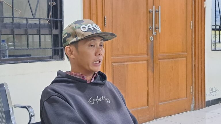 KORBAN PEMECATAN--Boge Kurnia, korban pemecatan sewenang-wenang, datang ke pengadilan untuk melihat proses persidangan Bupati Pekalongan, Fadia Arafiq, yang dulu memecatnya. (bae)