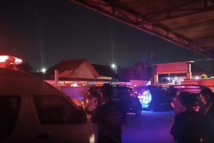 AMBULANS DISIAGAKAN - Ratusan ambulans disiagakan untuk mengevakuasi ratusan santri Ponpes Manba'ul Hikam, Sidoarjo, yang mengalami keracunan setelah menyantap MBG, Selasa (1/9/2026). (ist)