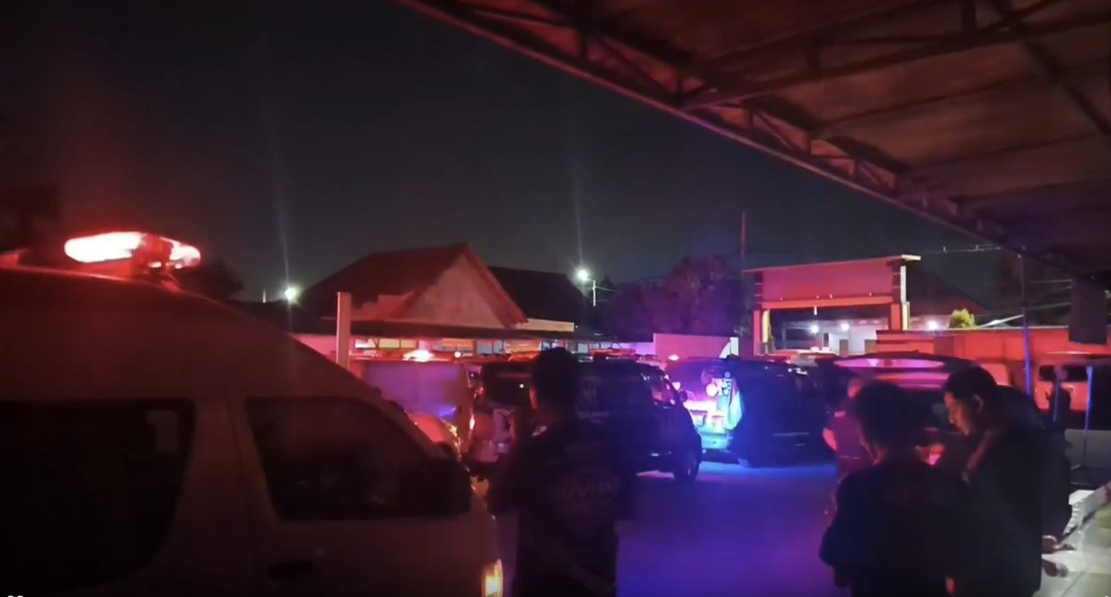 AMBULANS DISIAGAKAN - Ratusan ambulans disiagakan untuk mengevakuasi ratusan santri Ponpes Manba'ul Hikam, Sidoarjo, yang mengalami keracunan setelah menyantap MBG, Selasa (1/9/2026). (ist)