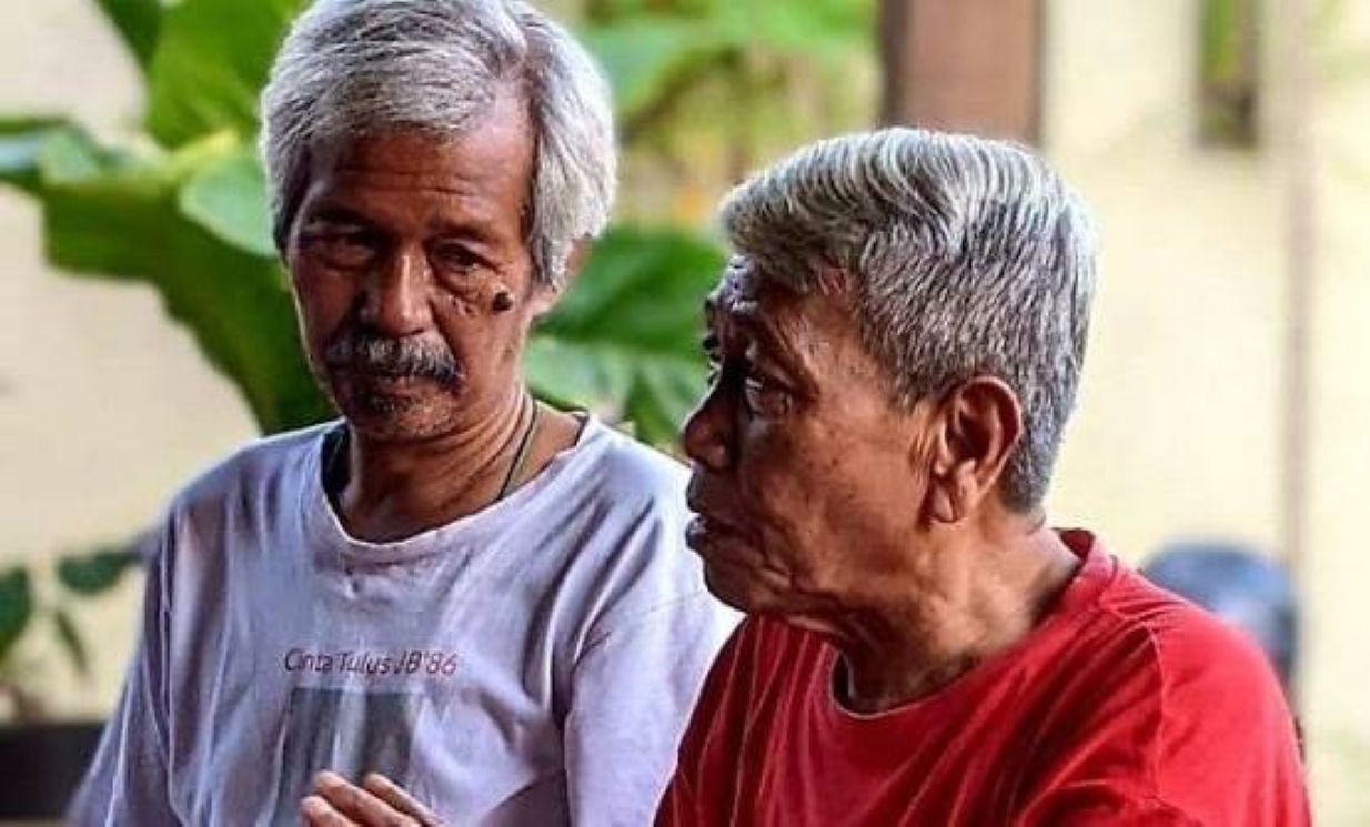 Seniman senior Yogyakarta Susilo Nugroho (kiri), yang dikenal luas lewat karakter ikonik Den Baguse Ngarsa.