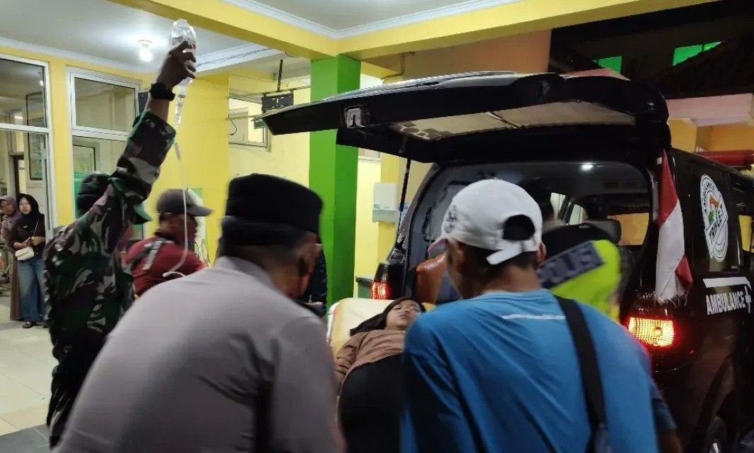 KORBAN KERACUNAN - Sejumlah korban keracunan MBG di Kecamatan Bawang, Kabupaten Batang, Jawa Tengah (Jateng), dilarikan ke fasilitas kesehatan untuk mendapat perawatan medis lebih lanjut, Rabu (23/9/2026).