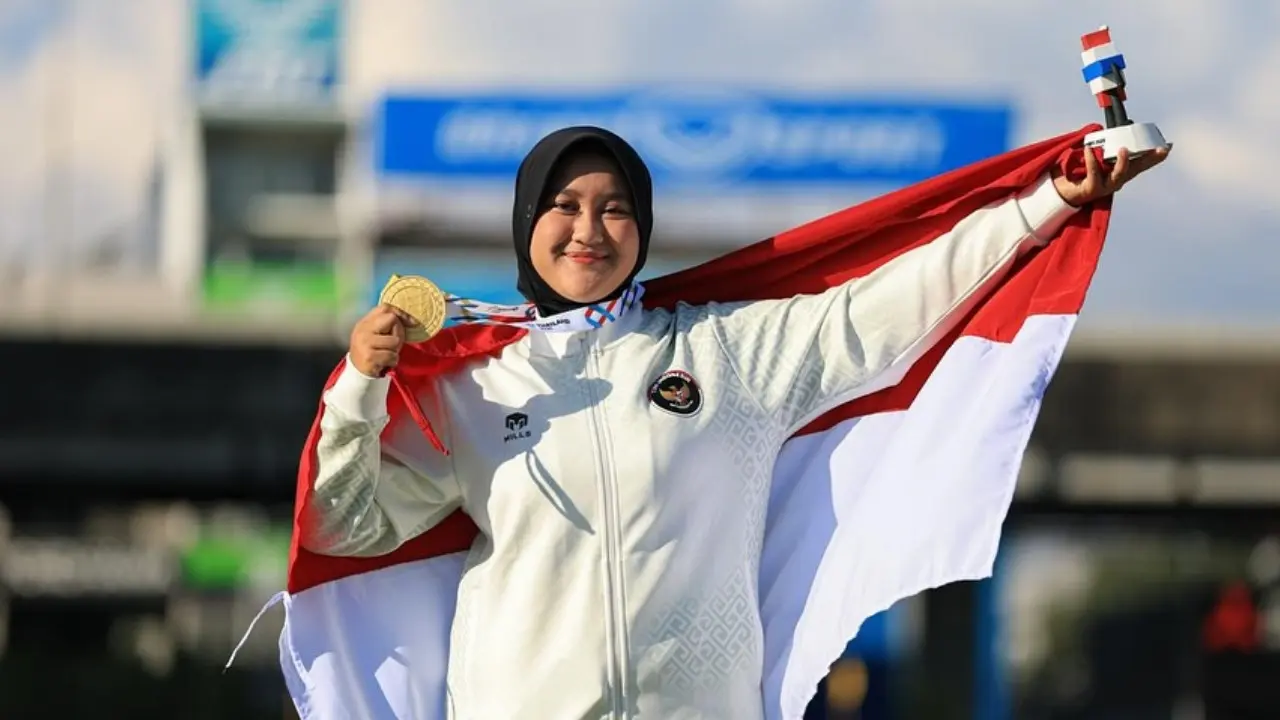 UKIR SEJARAH - Mahasiswi Universitas Dian Nuswantoro (Udinus) Semarang, Nurisa Dian Ashrifah, mengukir tinta emas dalam sejarah olahraga panahan Indonesia setelah meraih emas nomor compound individu putri pada Asian Games Aichi-Nagoya 2026.