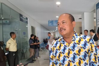 Ketua Umum KONI Jawa Tengah, Sujarwanto Dwiatmoko sedang di rumah sakit melihat usai melihat jenazah Ayudiah Rivana Tridiandinita, Rabu (28/10/2026). (bae)