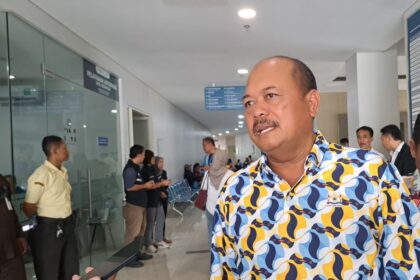 Ketua Umum KONI Jawa Tengah, Sujarwanto Dwiatmoko sedang di rumah sakit melihat usai melihat jenazah Ayudiah Rivana Tridiandinita, Rabu (28/10/2026). (bae)