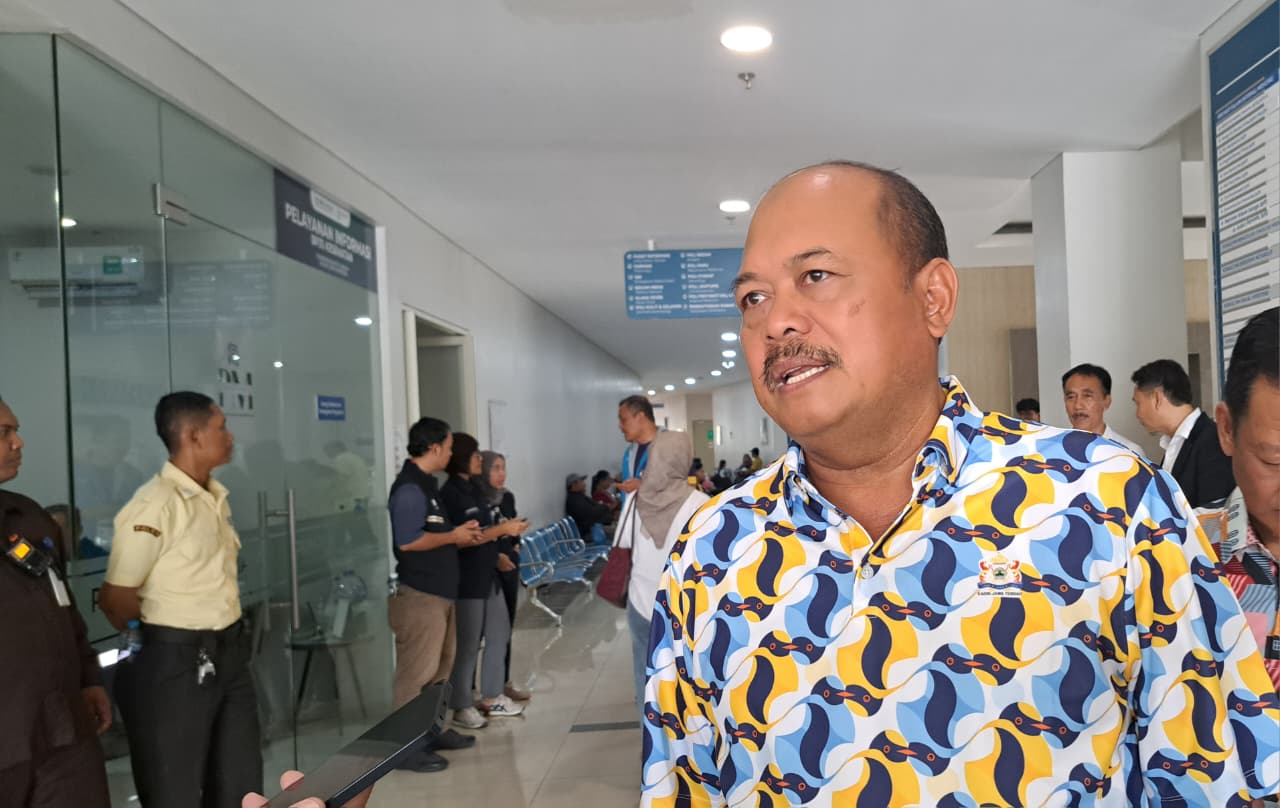 Ketua Umum KONI Jawa Tengah, Sujarwanto Dwiatmoko sedang di rumah sakit melihat usai melihat jenazah Ayudiah Rivana Tridiandinita, Rabu (28/10/2026). (bae)