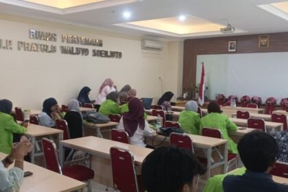 BELAJAR MODERASI: Mahasiswa UIN Walisongo berada di aula Wihara Mahabodhi untuk belajar moderasi beragama, Senin (12/10/2026). (dul)