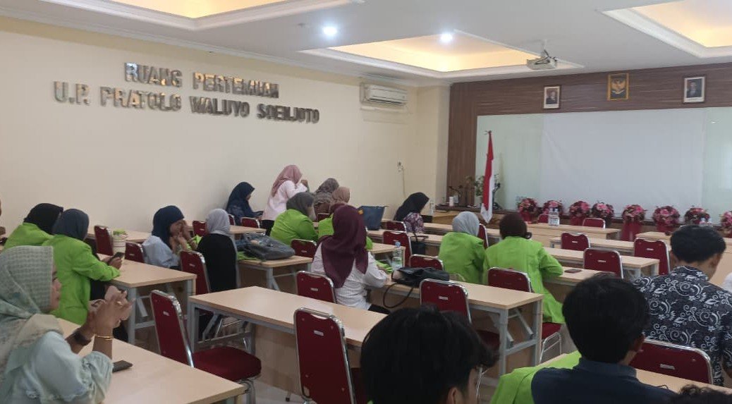 BELAJAR MODERASI: Mahasiswa UIN Walisongo berada di aula Wihara Mahabodhi untuk belajar moderasi beragama, Senin (12/10/2026). (dul)