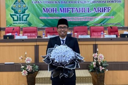 JADI DOKTOR: Moh. Miftahul Arief punya foto dengan buket bunga usai dinyatakan lulus dalam ujian terbuka promosi doktor di UIN Walisomgo Semarang. (ist)