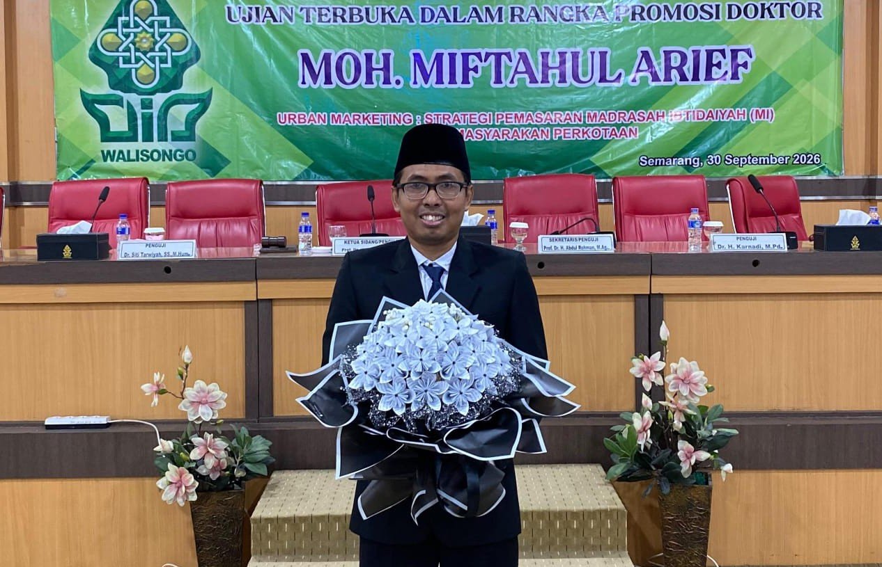 JADI DOKTOR: Moh. Miftahul Arief punya foto dengan buket bunga usai dinyatakan lulus dalam ujian terbuka promosi doktor di UIN Walisomgo Semarang. (ist)