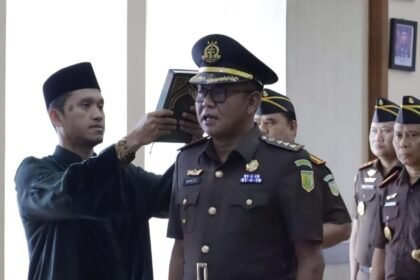 DIAMBIL SUMPAH: Andhie Fajar Arianto diambil sumpah saat pelantikannya sebagai Asisten Intelijen Kejati Jateng, Kamis (8/10/2026). (ist)
