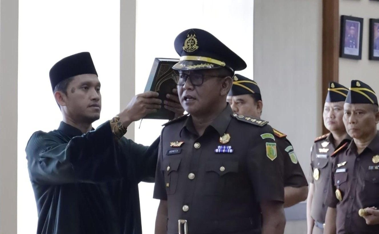 DIAMBIL SUMPAH: Andhie Fajar Arianto diambil sumpah saat pelantikannya sebagai Asisten Intelijen Kejati Jateng, Kamis (8/10/2026). (ist)