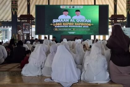 KHUSYUK - 1.328 hafiz dan hafizah menggelar khataman Alquran bareng di Pendopo Rumah Dinas Bupati Wonosobo pada puncak peringatan Hari Santri Nasional (HSN), Kamis (22/10/2026). Kegiatan ini mengantarkan Wonosobo raih penghargaan dari Museum Rekor Indonesia (MURI).