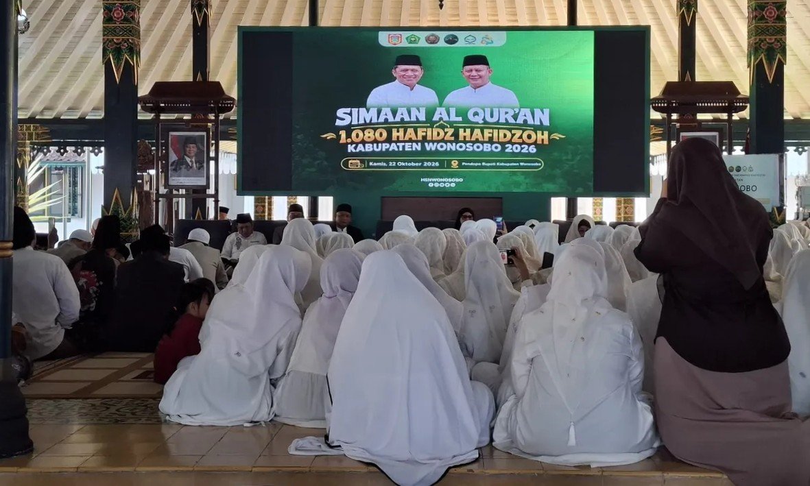 KHUSYU' - 1.328 hafiz dan hafizah menggelar khataman Alquran bareng di Pendopo Rumah Dinas Bupati Wonosobo pada puncak peringatan Hari Santri Nasional (HSN), Kamis (22/10/2026). Kegiatan ini mengantarkan Wonosobo raih penghargaan dari Museum Rekor Indonesia (MUR).