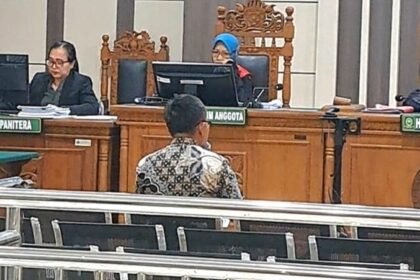 SIDANG KORUPSI: Sekda Cilacap nonaktif, Sadmoko Danardono (baju batik) menjalani sidang di Pengadilan Tipikor Semarang, Selasa (13/10/2026). (bae)