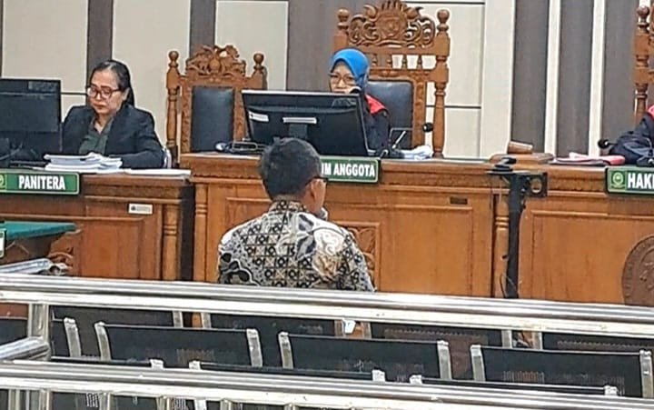 SIDANG KORUPSI: Sekda Cilacap nonaktif, Sadmoko Danardono (baju batik) menjalani sidang di Pengadilan Tipikor Semarang, Selasa (13/10/2026). (bae)
