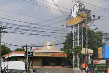 RUMAH MAKAN: Rumah makan legendaris Ayam Goreng Suharti di Krapyak, Kota Semarang. (ist)