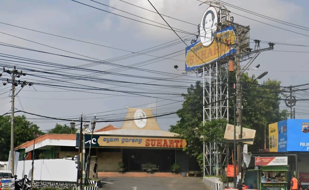 RUMAH MAKAN: Rumah makan legendaris Ayam Goreng Suharti di Krapyak, Kota Semarang. (ist)