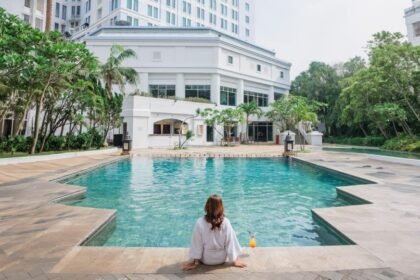 ILUSTRASI: Seorang pengunjung sedang bersantai di pinggir kolam renang Grand Candi Hotel Semarang. (ist)
