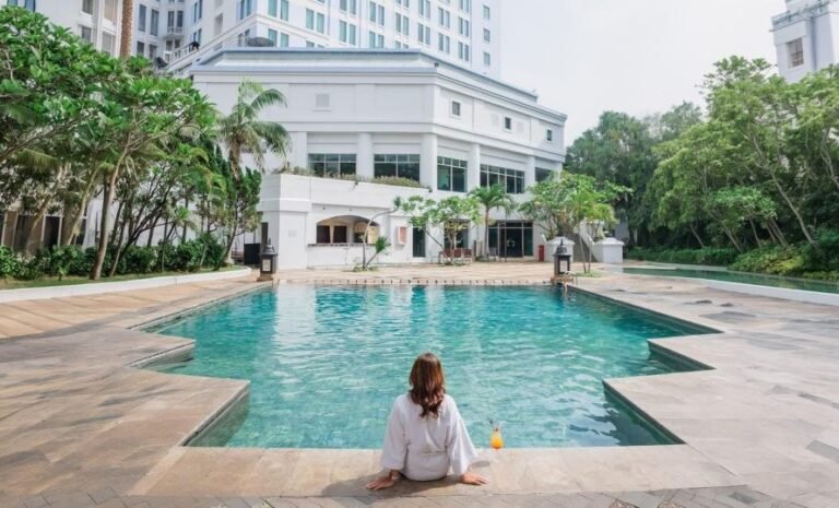 ILUSTRASI: Seorang pengunjung sedang bersantai di pinggir kolam renang Grand Candi Hotel Semarang. (ist)