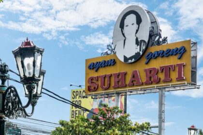Kuliner legendaris Ayam Goreng Suharti.