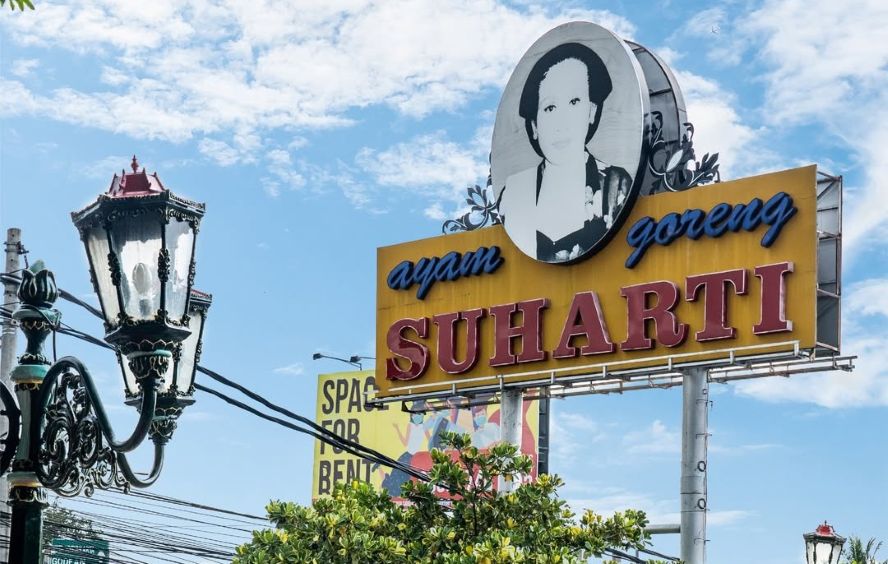 Kuliner legendaris Ayam Goreng Suharti.