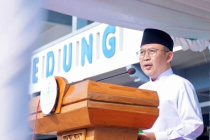 PIMPIN APEL: Ketua PWNU Jawa Tengah KH Abdul Ghaffar Rozin atau Gus Rozin sedang memimpin Apel Hari Santri 2026 di Pondok Pesantren Al Musyaffa', Kabupaten Kendal, Kamis (22/10/2026). (ist)