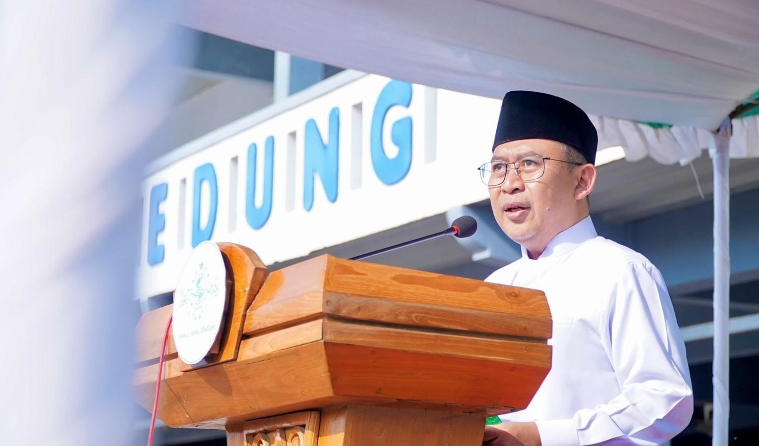 PIMPIN APEL: Ketua PWNU Jawa Tengah KH Abdul Ghaffar Rozin atau Gus Rozin sedang memimpin Apel Hari Santri 2026 di Pondok Pesantren Al Musyaffa', Kabupaten Kendal, Kamis (22/10/2026). (ist)