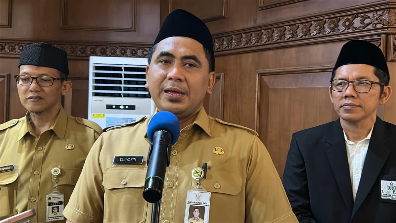 Wakil Gubernur Jawa Tengah Taj Yasin Maimoen (Gus Yasin), seusai menghadiri pembekalan penerima beasiswa santri di Gedung Gradhika Bhakti Praja, Semarang, Senin (19/10/2026). (dul)