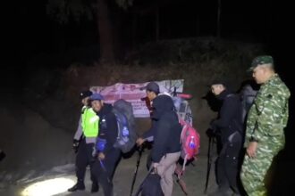 EVAKUASI - Tim SAR Gabungan mengevakuasi ratusan pendaki dari Gunung Sumbing, setelah kebakaran hutan dan lahan (karhutla) melanda gunung tersebut pada Senin (19/10/2026) malam.