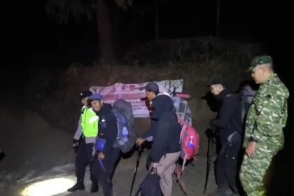 EVAKUASI - Tim SAR Gabungan mengevakuasi ratusan pendaki dari Gunung Sumbing, setelah kebakaran hutan dan lahan (karhutla) melanda gunung tersebut pada Senin (19/10/2026) malam.