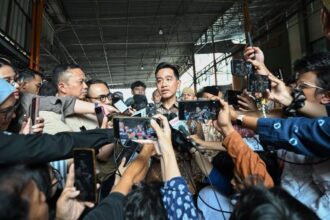 Wakil Presiden (Wapres) Gibran Rakabuming Raka memberikan keterangan kepada awak media seusai melaksanakan salat Jumat di Masjid Jami Ar-Ridho, Jelambar, Jakarta Barat, Jumat (30/10/2026). (Dok Setwapres)