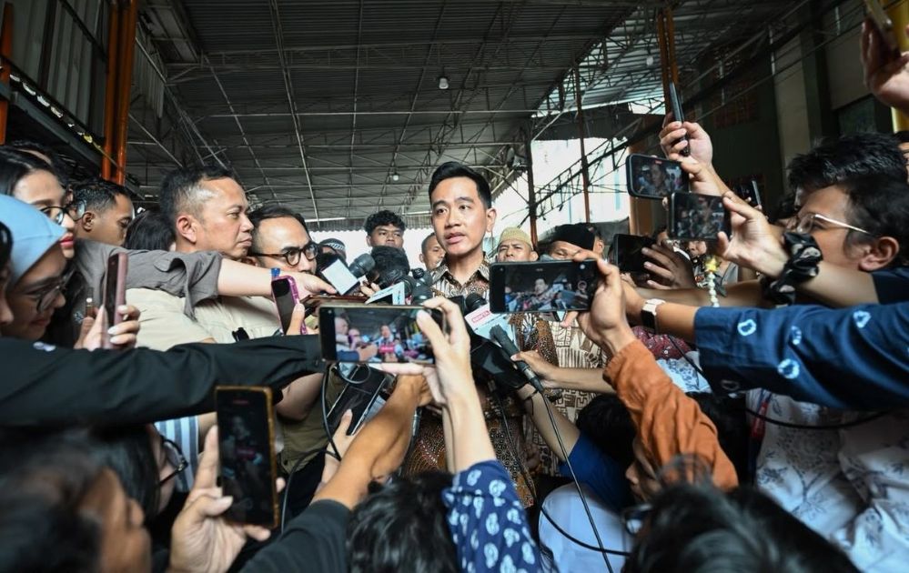 Wakil Presiden (Wapres) Gibran Rakabuming Raka memberikan keterangan kepada awak media seusai melaksanakan salat Jumat di Masjid Jami Ar-Ridho, Jelambar, Jakarta Barat, Jumat (30/10/2026). (Dok Setwapres)