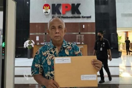 LAPOR KPK: Koordinator Forum Advokasi Rakyat (FAR), Eko Haryanto menunjukkan surat laporan ke KPK soal proyek pembangunan Pakuwon Mall Semarang. (ist)