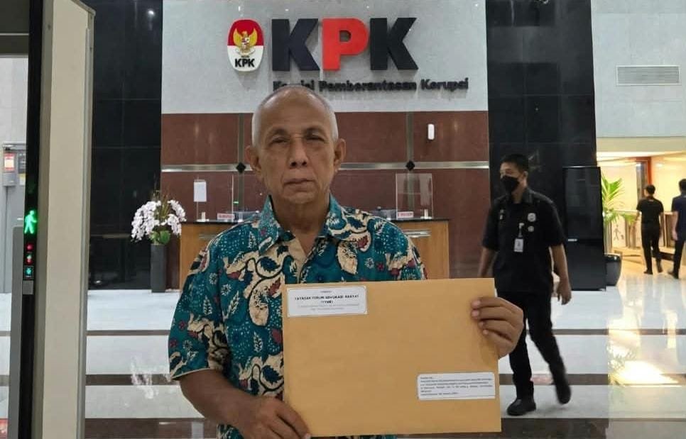 LAPOR KPK: Koordinator Forum Advokasi Rakyat (FAR), Eko Haryanto menunjukkan surat laporan ke KPK soal proyek pembangunan Pakuwon Mall Semarang. (ist)