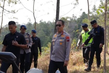 TINJAU KEBAKARAN: Kapolda Jawa Tengah, Irjen Pol Roy Hardi Siahaan (berkacamata) menuju ke hutan untuk meminjau area kebakaran lereng Gunung Lawu di wilayah Karanganyar, Sabtu (17/10/2026). (ist)